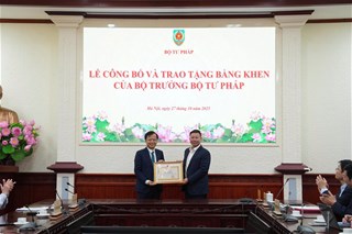 LuatVietnam nhận Bằng khen của Bộ trưởng Bộ Tư pháp